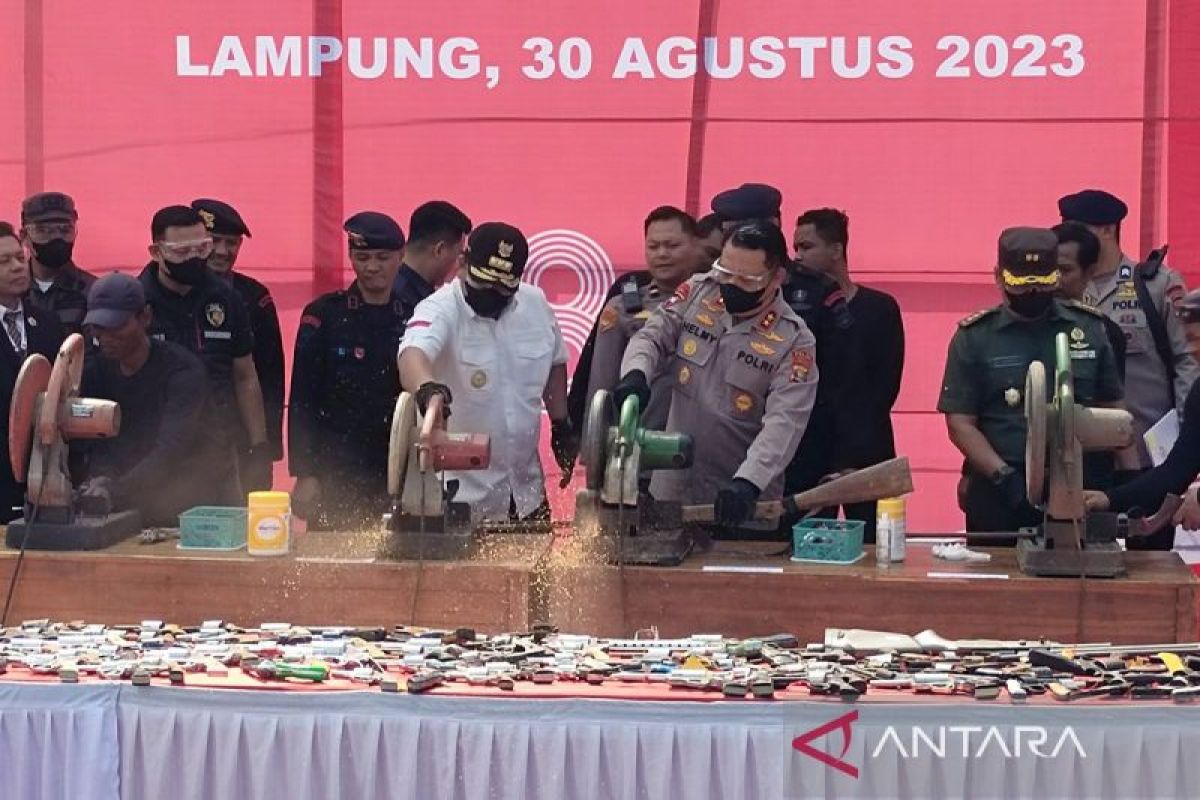 Polda Lampung musnahkan barang bukti 566 pucuk senjata api rakitan