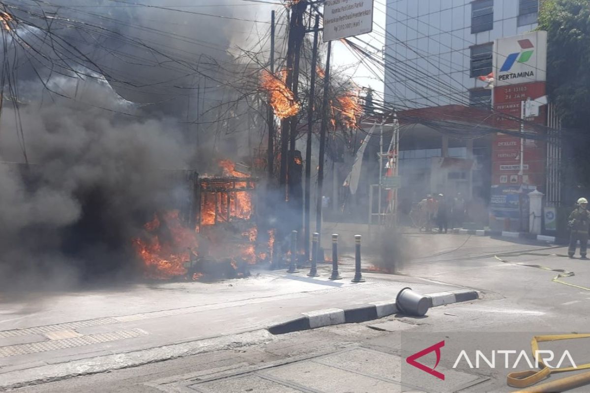 Lapak tambal ban dan motor di Matraman hangus terbakar 