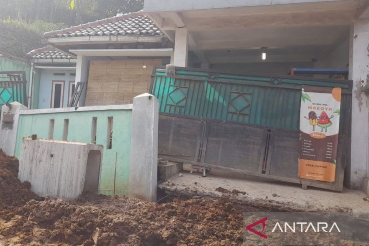 Pagar rumah warga di Bogor ambruk akibat pembangunan drainase