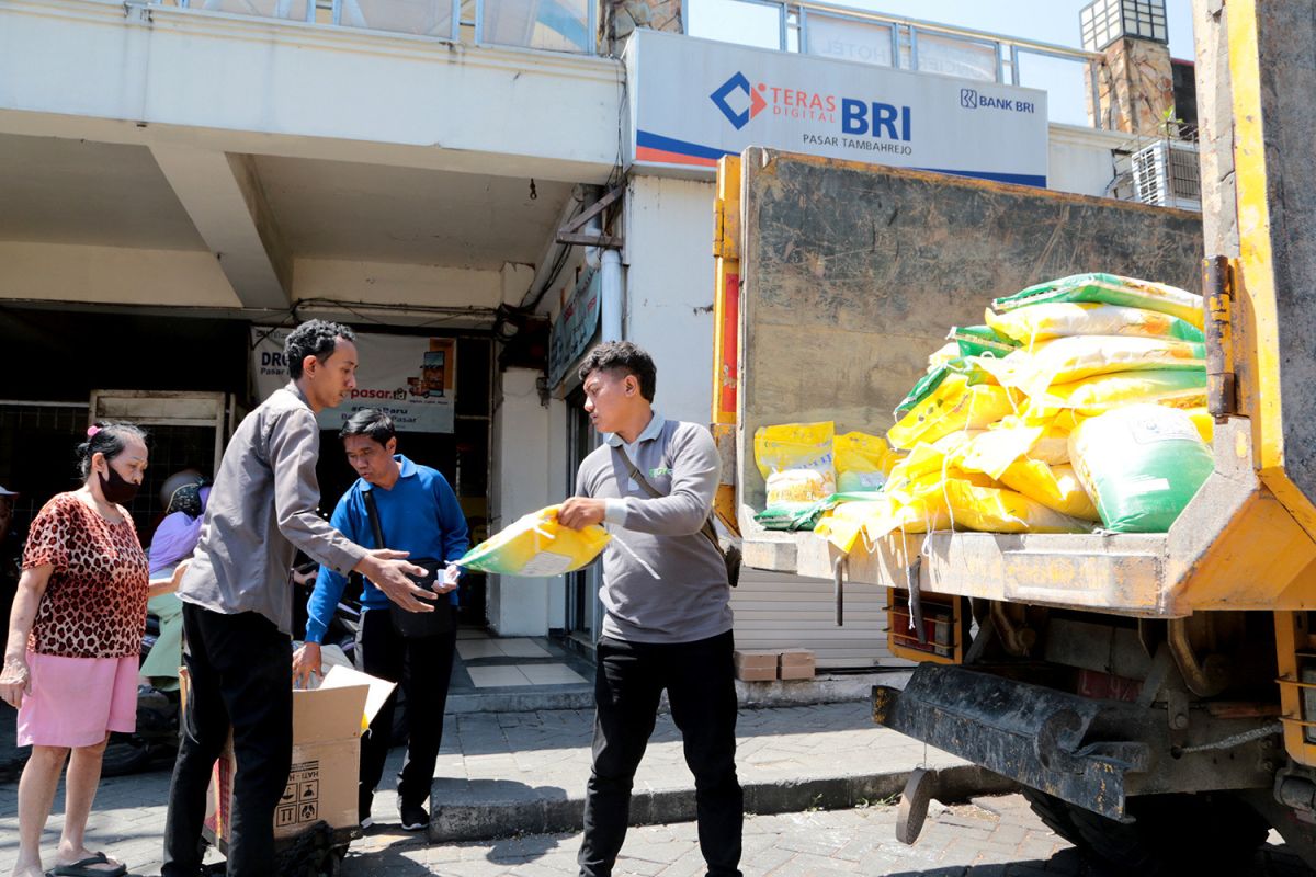 Pemkot Surabaya gelontorkan 14 ton beras ke pedagang pasar