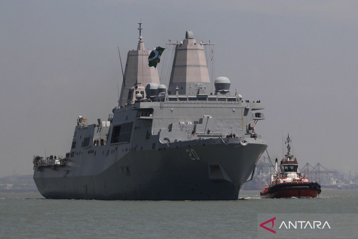 Kapal perang Amerika USS Green Bay di Surabaya