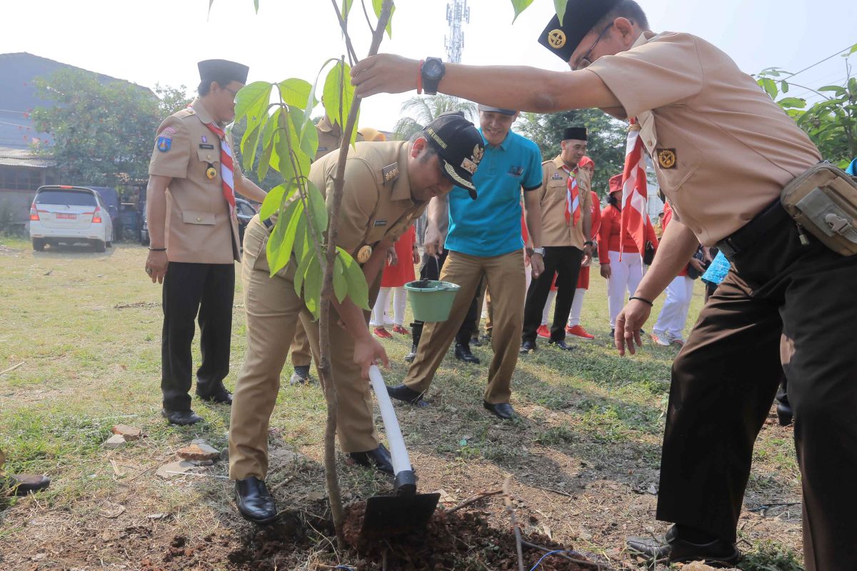Serap karbon dioksida, Disbudpar Kota Tangerang tanam 6.150 pohon
