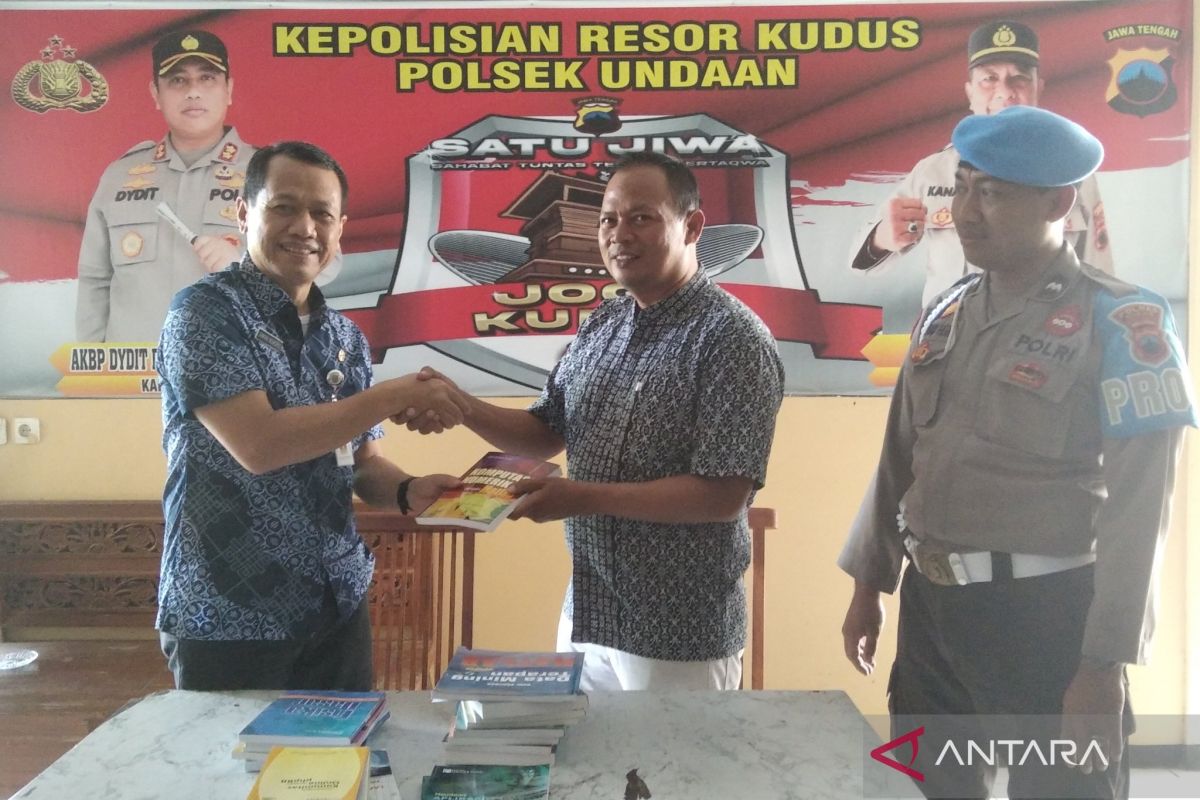 Pemkab Kudus bantu penambahan koleksi buku  pojok baca polsek