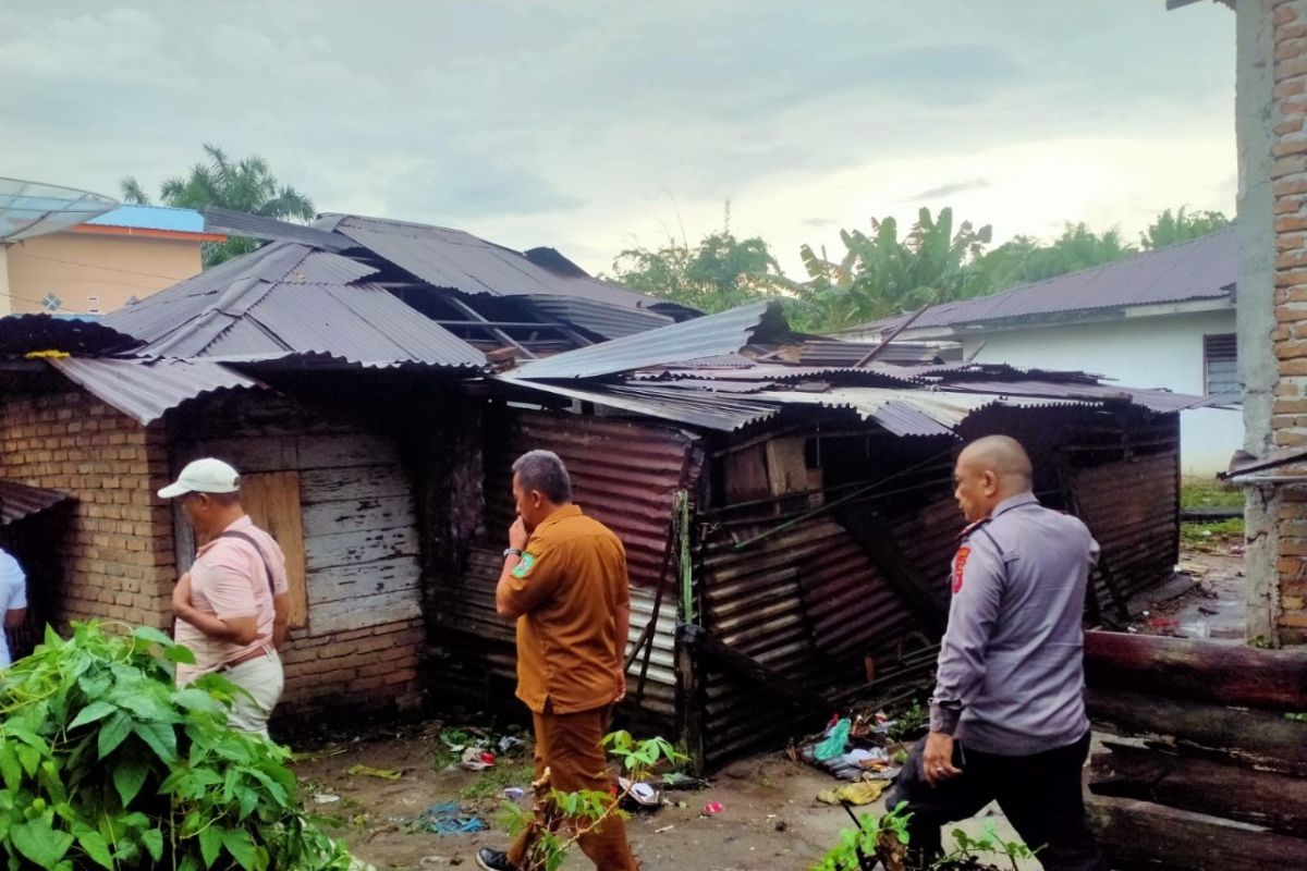 10 rumah di Simalungun rusak dihantam angin kencang