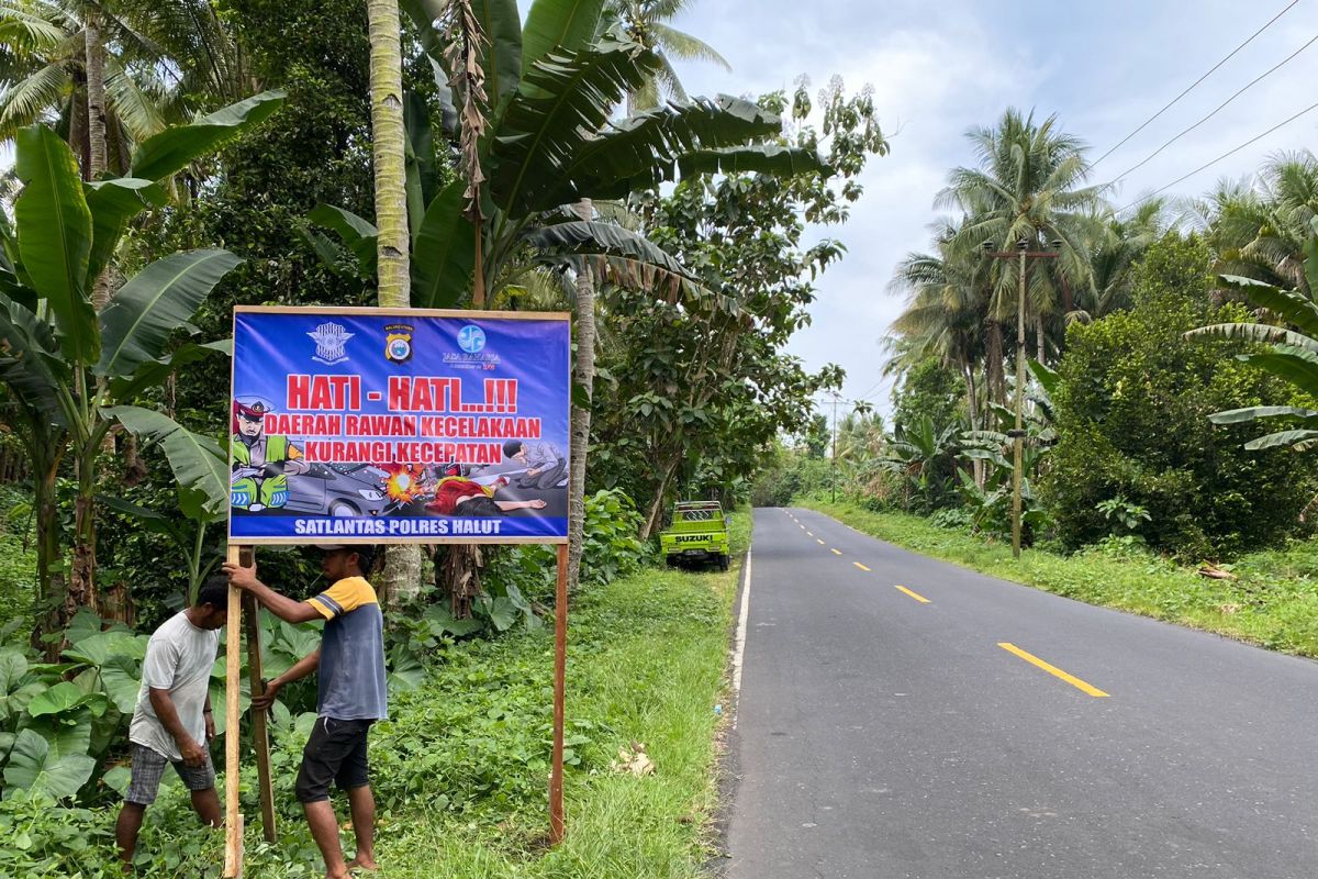 Polres Halmahera Utara pasang peringatan kawasan rawan kecelakaan