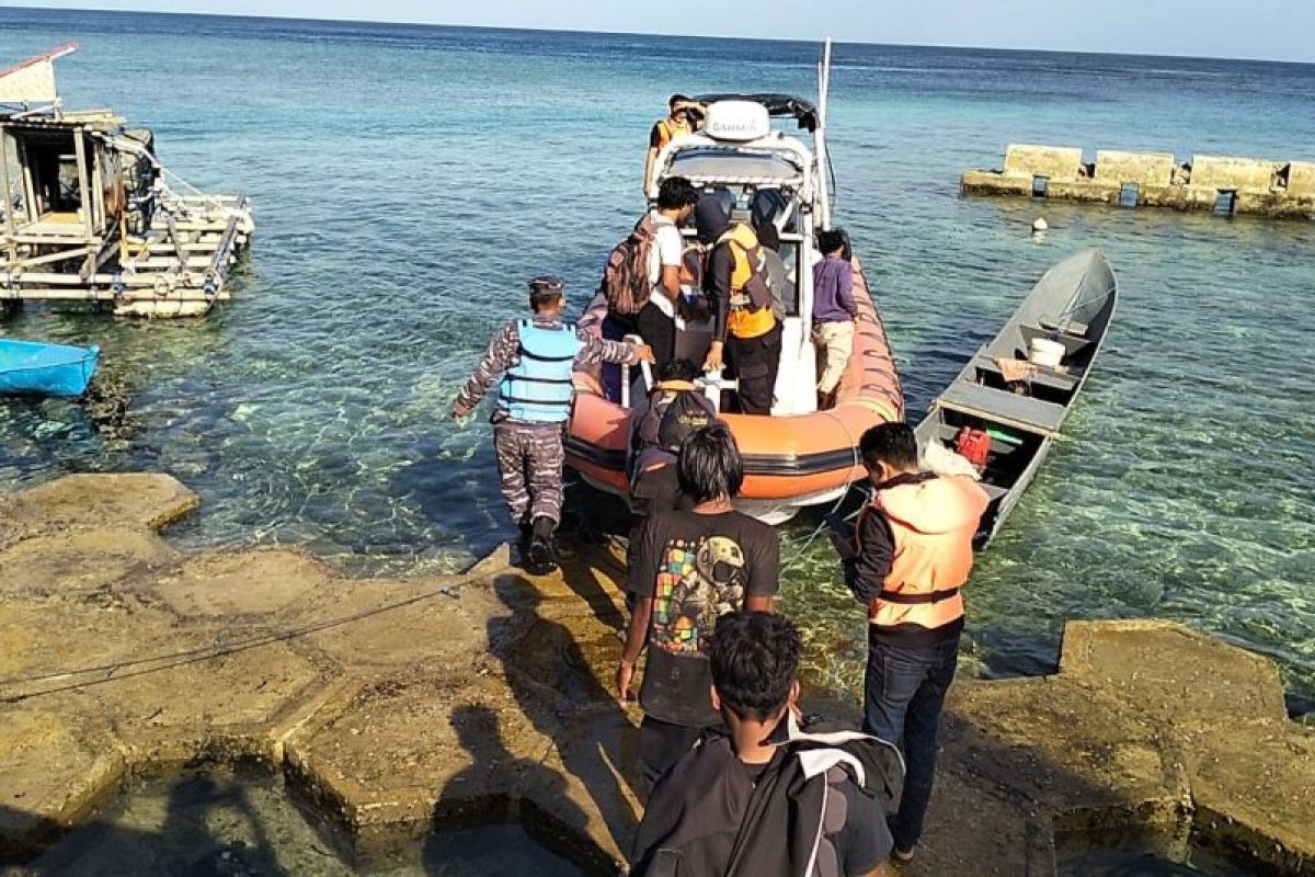 Basarnas Kendari evakuasi empat orang nelayan tenggelam di Wakatobi