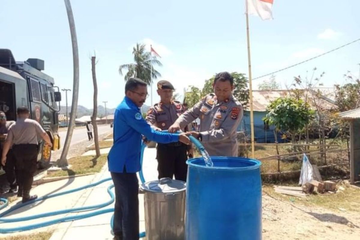 Polres Manggarai Barat bantu air bersih ke warga terdampak kekeringan