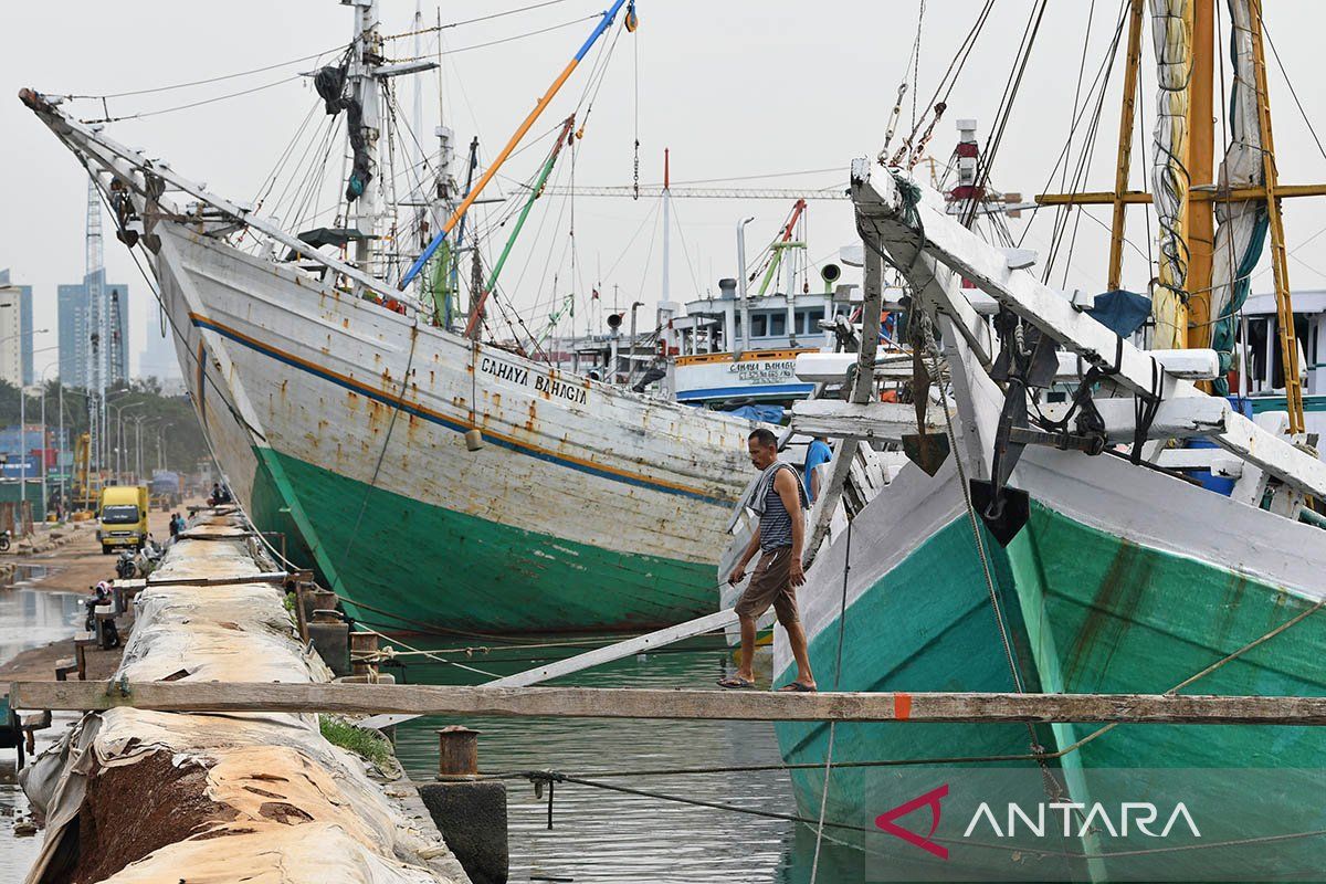 Rabu, pelabuhan dan perairan Jakarta berawan