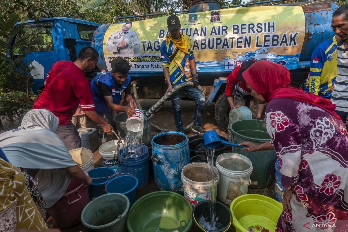 BPBD Lebak sudah distribusi air bersih 800.000 liter di 21 kecamatan