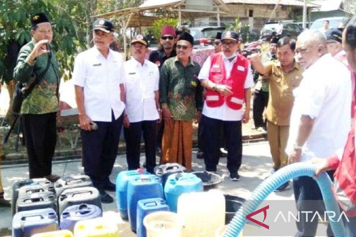 PMI kirim air ke desa-desa terdampak kekeringan di Bangkalan