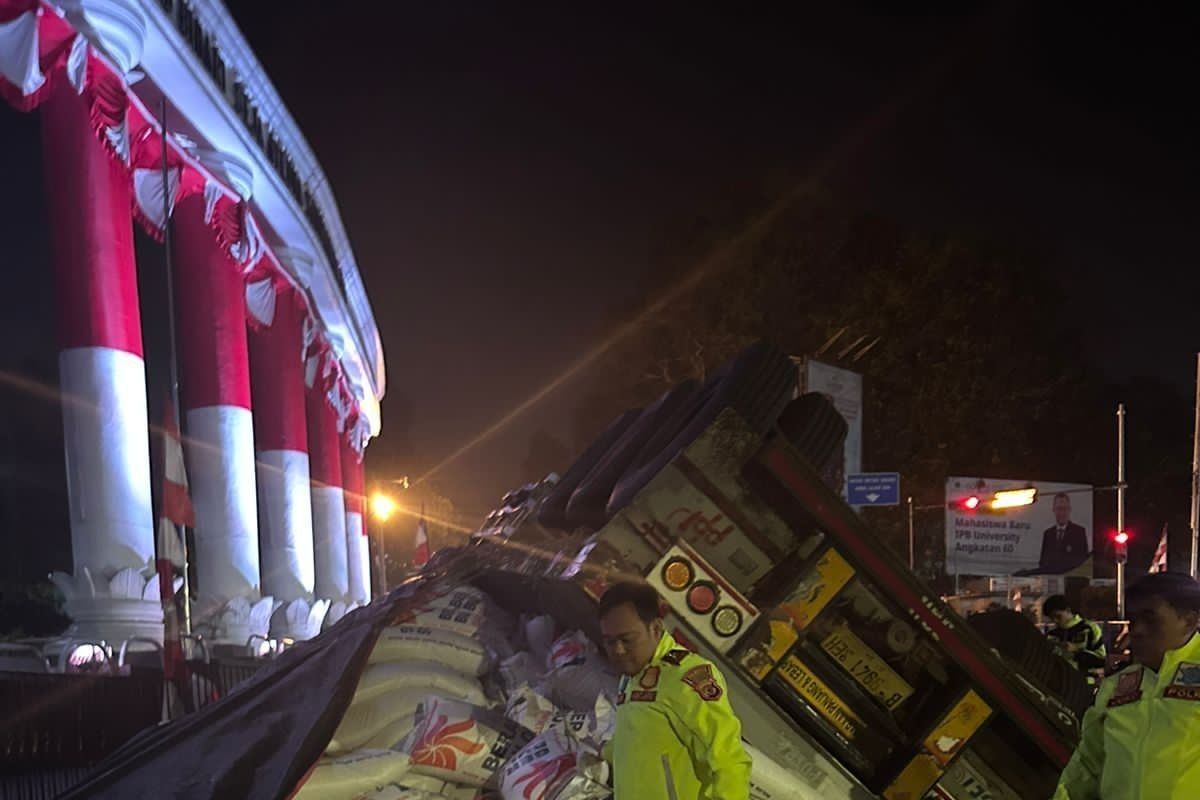 Sebuah truk terguling, 1.000 karung beras Bulog tumpah di Tugu Kujang Bogor