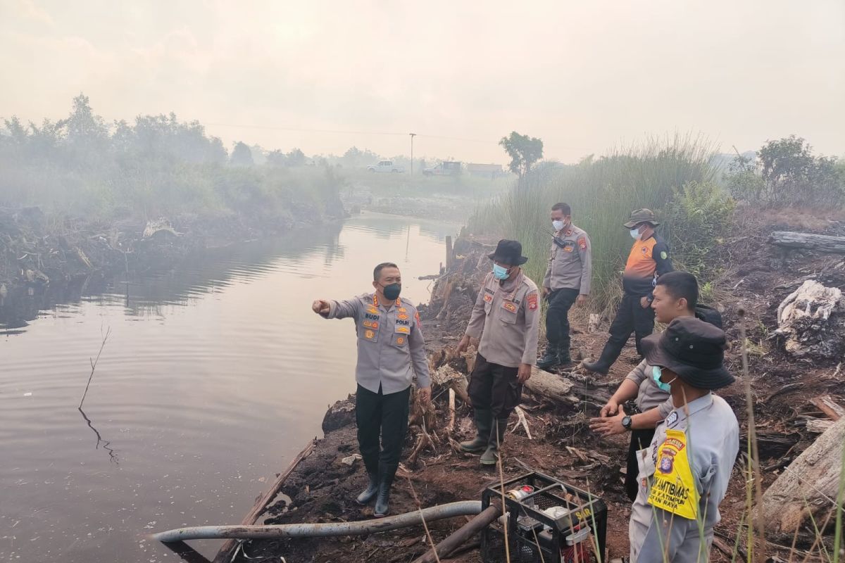 Polresta Palangka Raya bantu padamkan karhutla di Petuk Katimpun