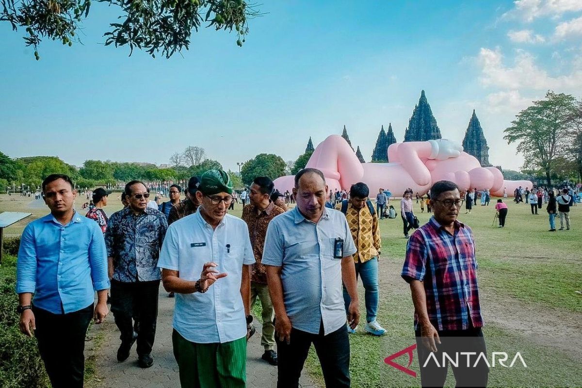 Sandiaga nilai KAWS:Holiday Indonesia di Candi Prambanan tarik kunjungan wisata