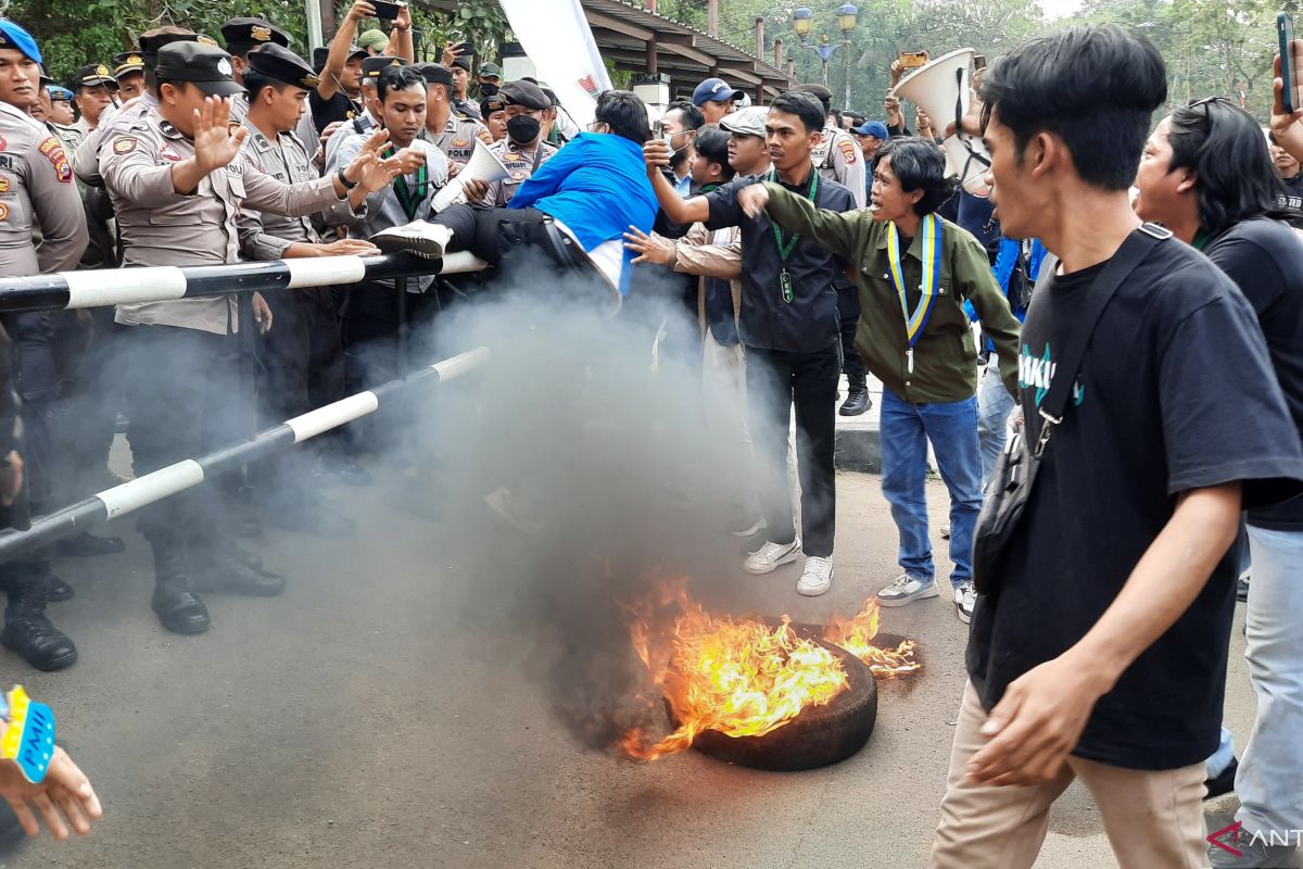 Unjuk rasa mahasiswa di depan DPRD Tangerang berujung ricuh