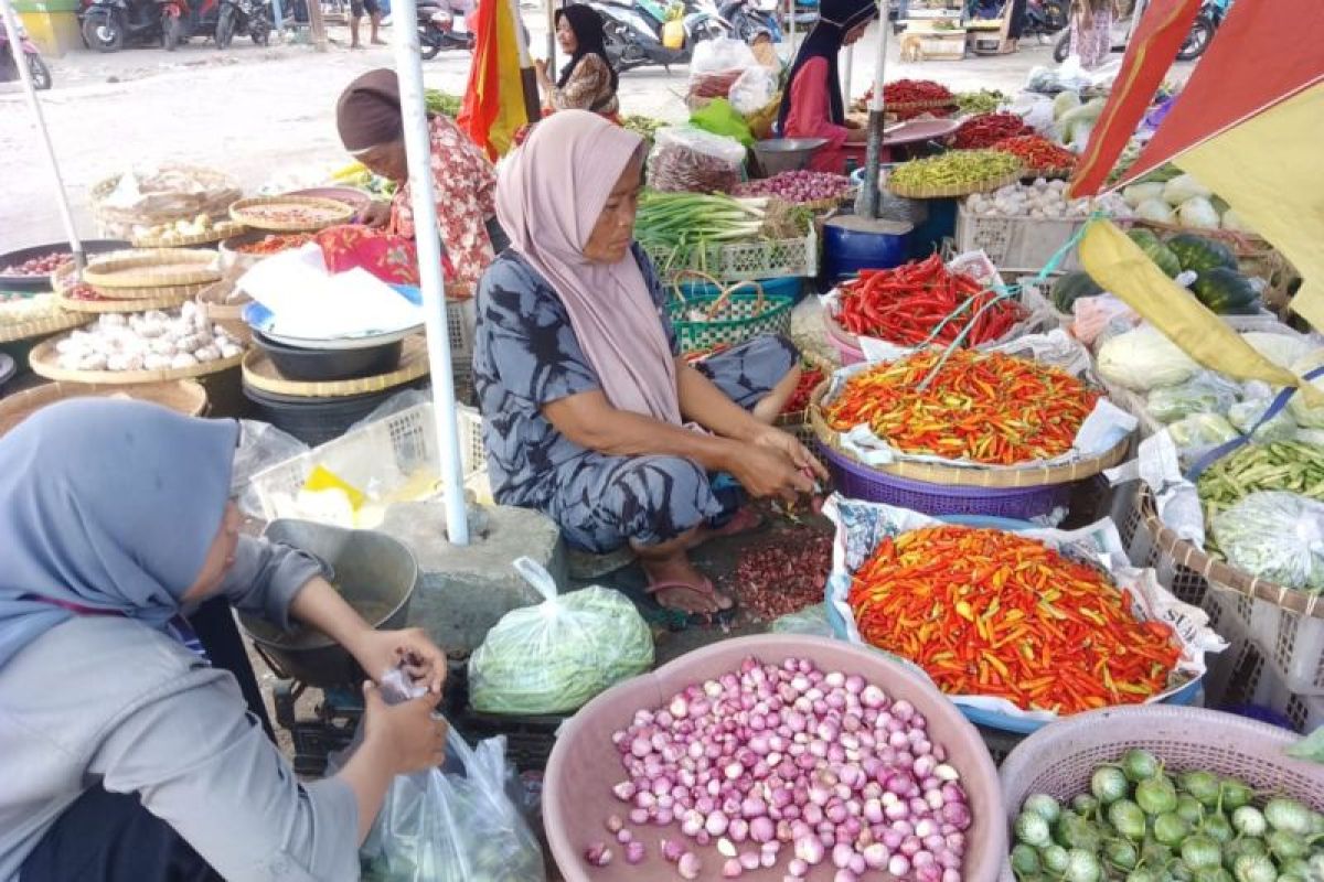 Harga bawang merah di Pasar Kebon Roek Mataram turun