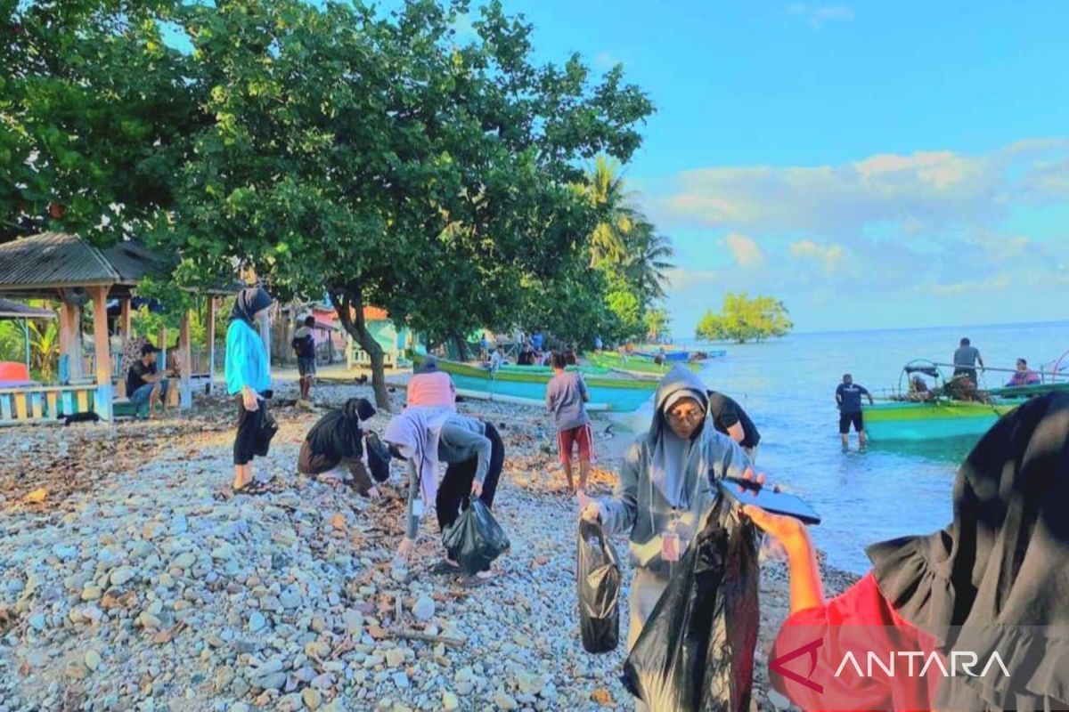 Puluhan mahasiswa UNG dan warga di Gorontalo gelar aksi bersih-bersih pantai Bintalahe