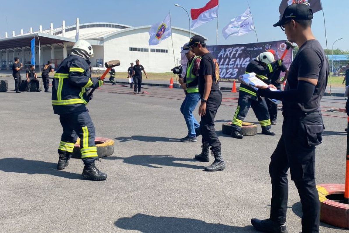 Tingkatkan pelayanan, petugas Bandara Juanda uji keterampilan di ARFF