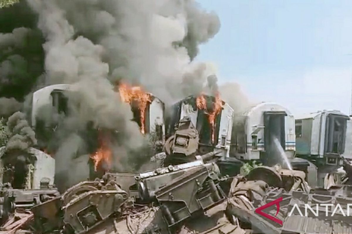 Sejumlah gerbong kereta api bekas di Purwakarta milik PT KAI hangus terbakar