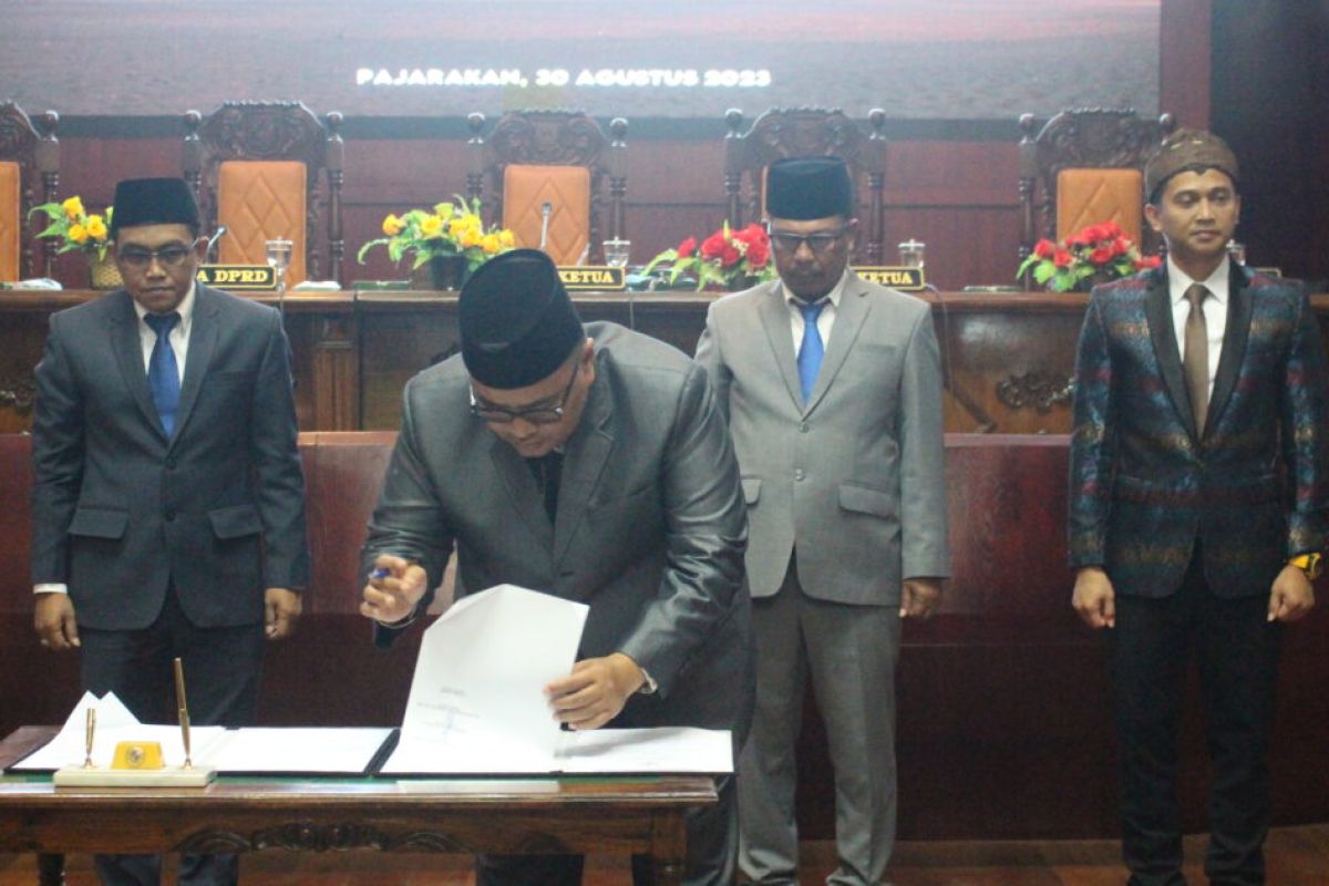 Pemkab-DPRD Probolinggo tandatangani persetujuan Raperda P-APBD 2023