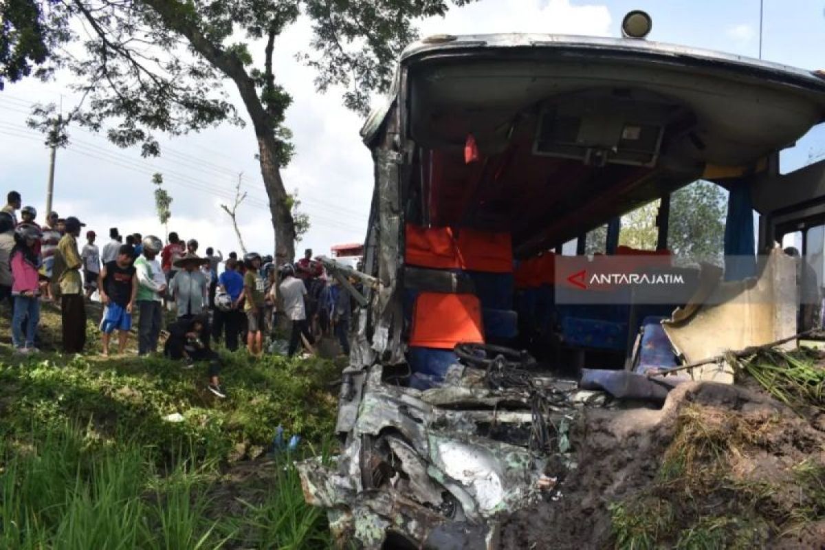 Tabrakan antar-bus di Ngawi sebabkan empat orang meninggal
