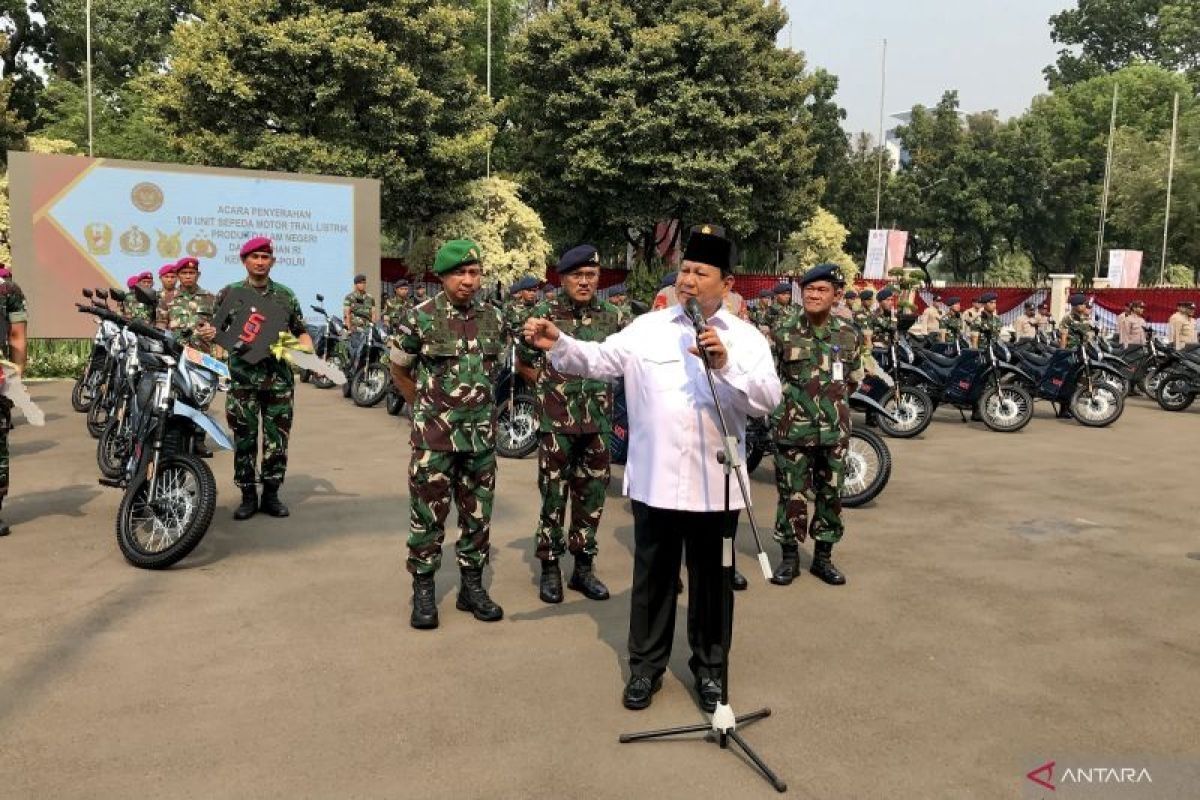 Menhan Prabowo Subianto serahkan 100 motor trail listrik buatan PT LEN untuk TNI-Polri