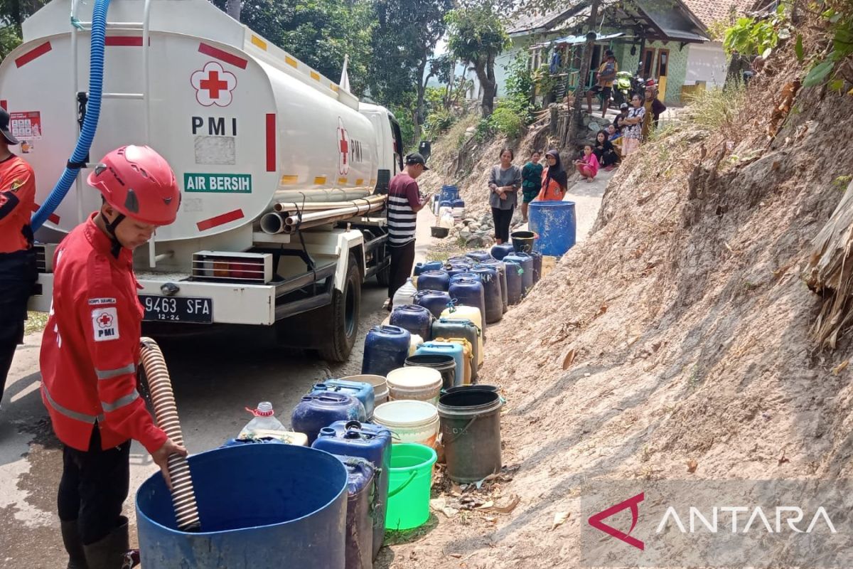 PMI Sukabumi terus salurkan air bersih ke daerah kekeringan