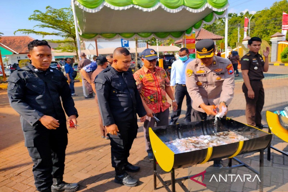 Kejari Bangkalan musnahkan jutaan batang rokok ilegal