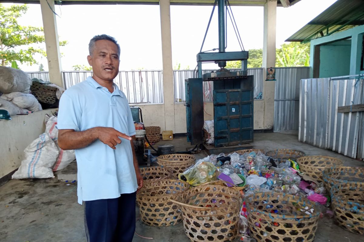 DLH Mataram menjual sampah plastik hingga 15 ton ke bank sampah