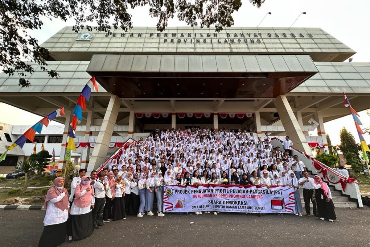 Ratusan pelajar 'gruduk' DPRD Lampung, Mingrum Gumay sampaikan pesan positif