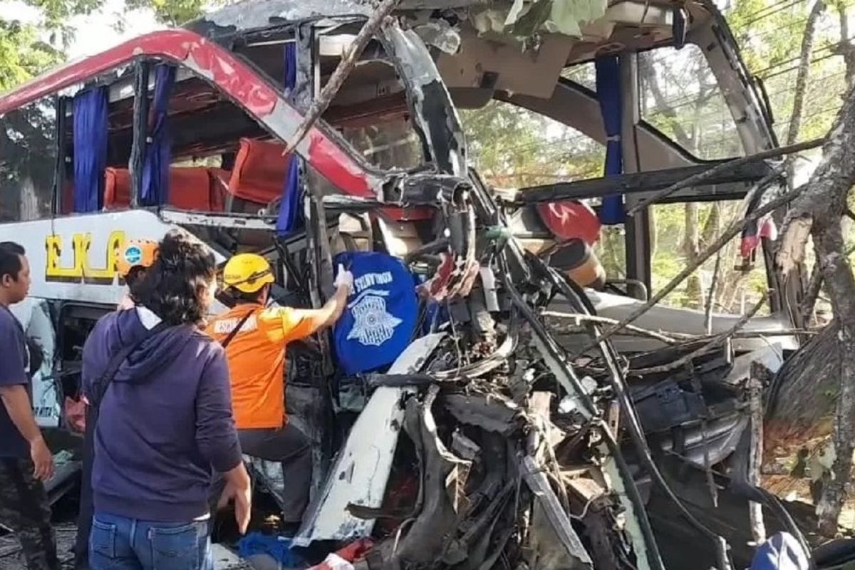 Polres Ngawi selidiki penyebab kecelakaan bus tewaskan empat orang