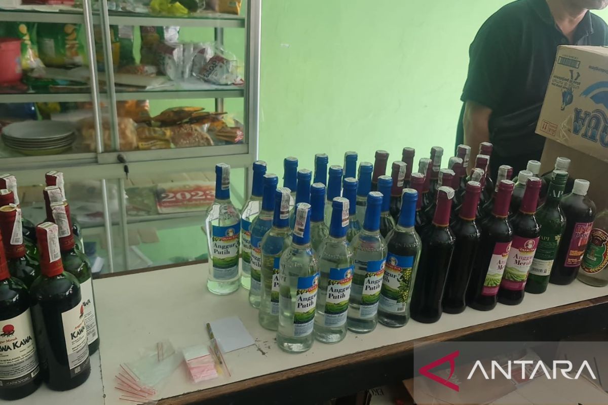 Polresta Surakarta geledah toko jamu jual miras