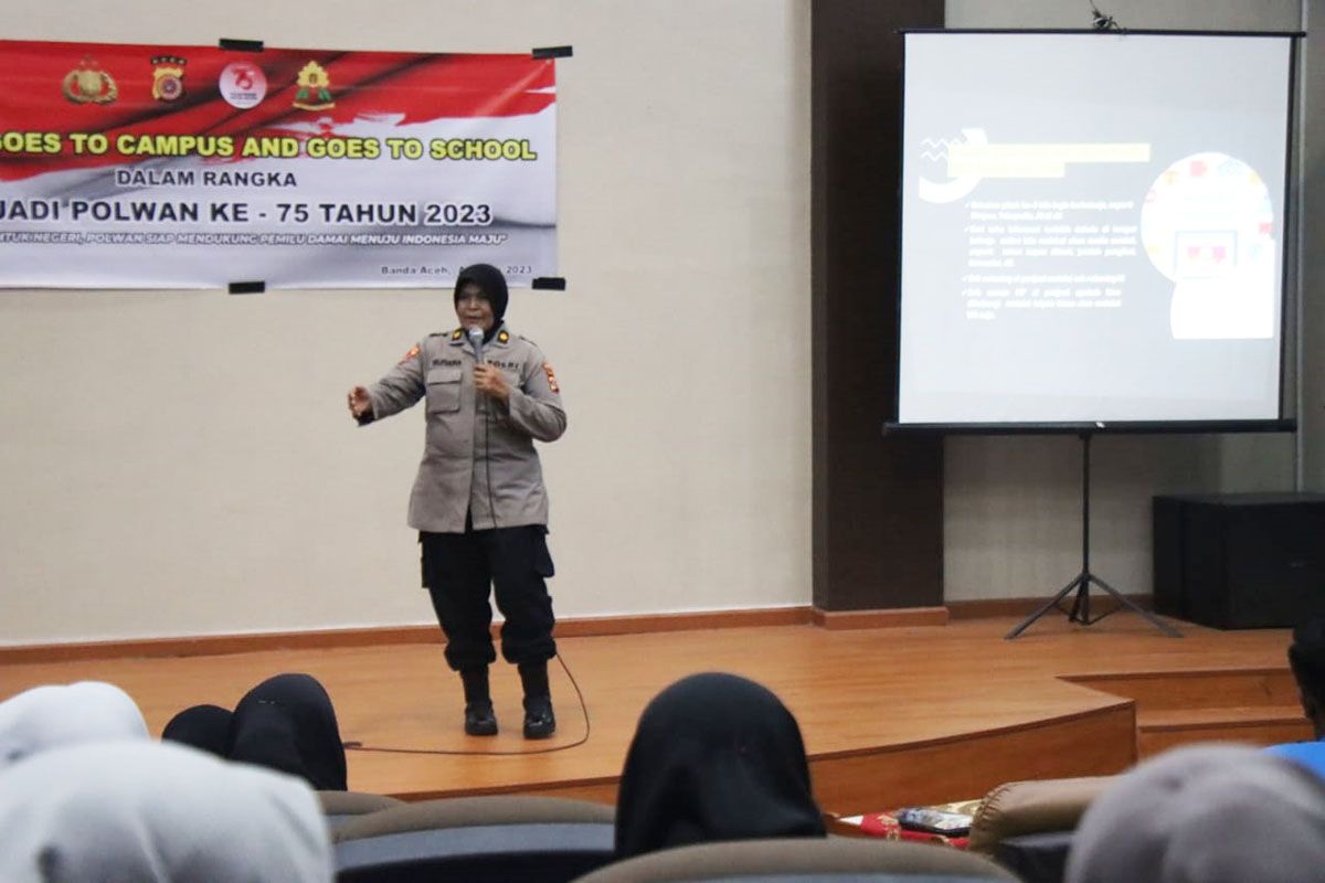 Polwan Polda Aceh ajak mahasiswa cerdas bermedia sosial