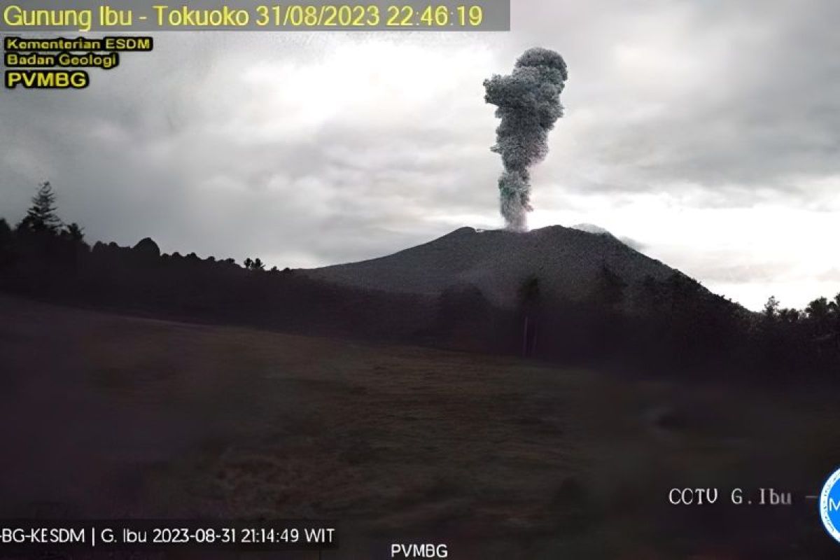 Gunung Ibu erupsi setinggi 1,5 kilometer ke arah utara