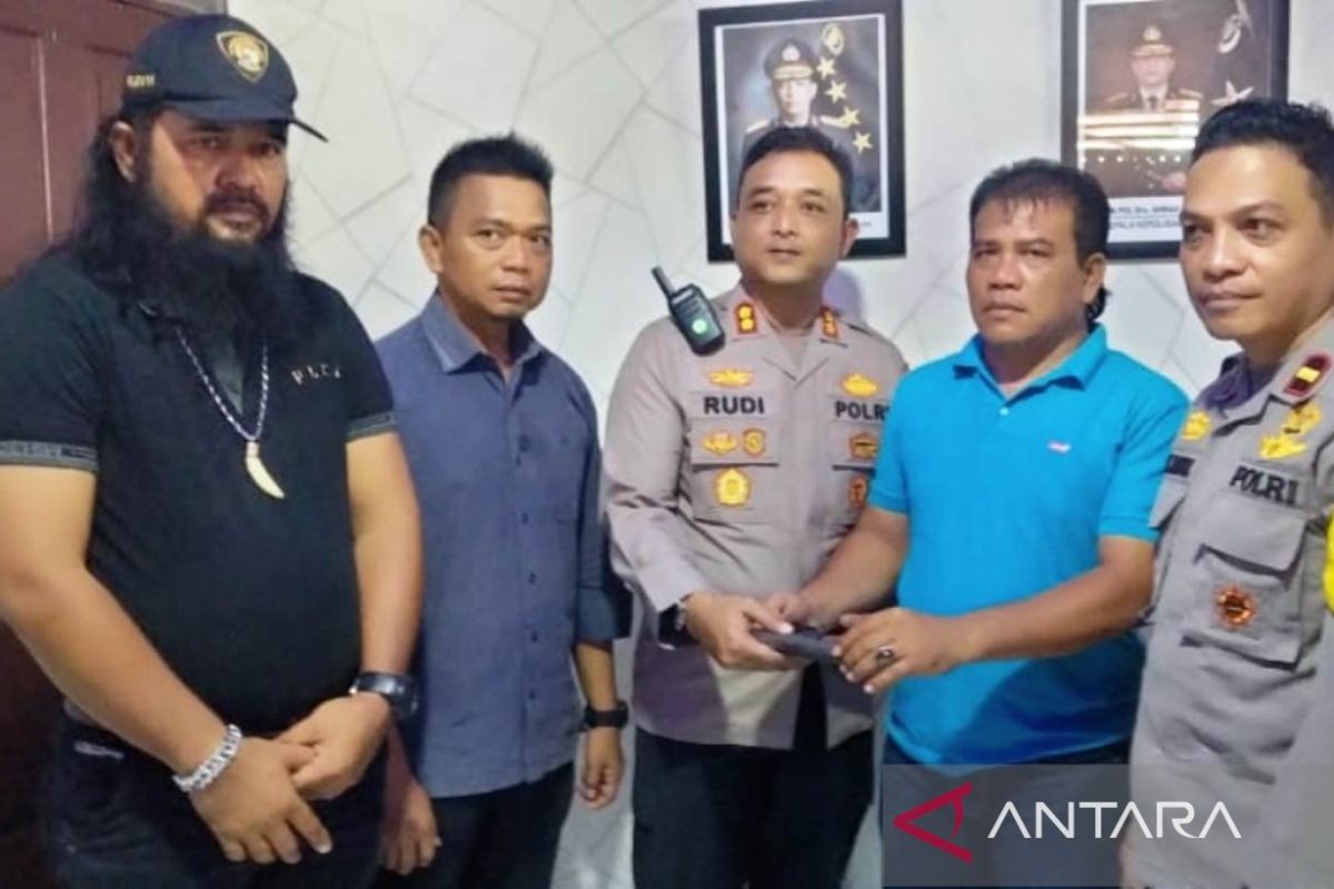 Kapolres Nagan Raya terima penyerahkan senpi diduga sisa konflik Aceh