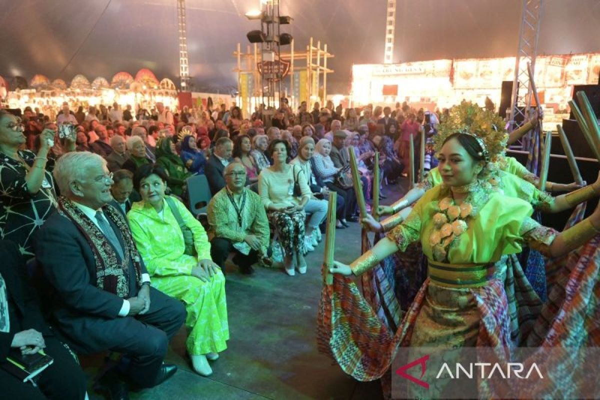 Dekranasda Makassar mengenalkan budaya dan kerajinan daerah di Belanda
