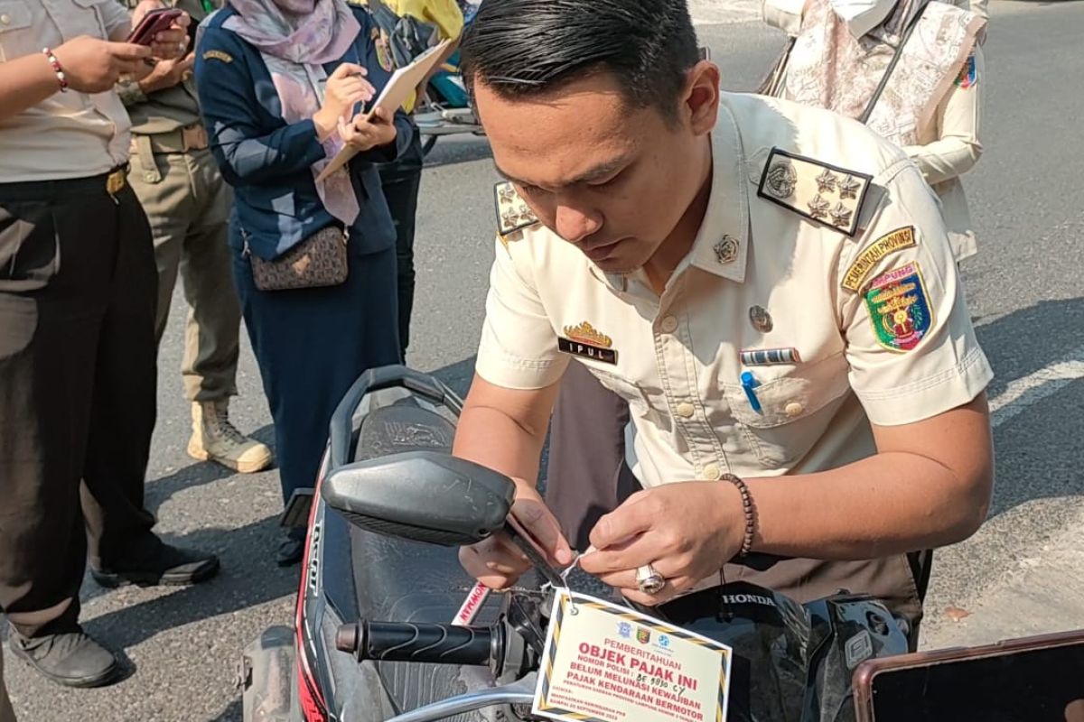 Penunggak pajak kendaraan di Lampung dipasang stiker