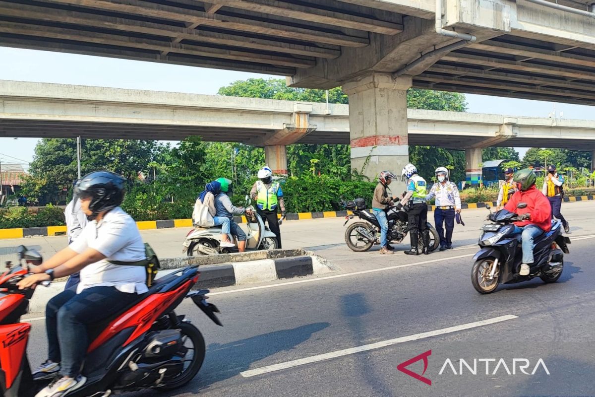 Belasan motor lawan arah terkena razia Operasi Lintas Jaya di Kalimalang Jaktim