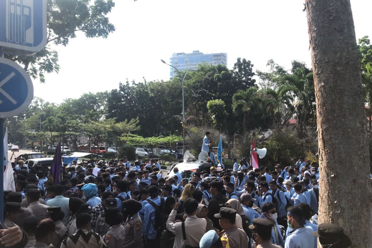 Demonstrasi mahasiswa UNRI ricuh di kantor Gurbenur Riau