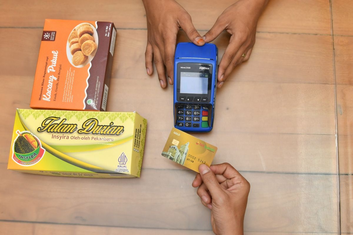 Beli oleh-oleh terlengkap di Pekanbaru, bayar pakai debit BRK Syariah saja