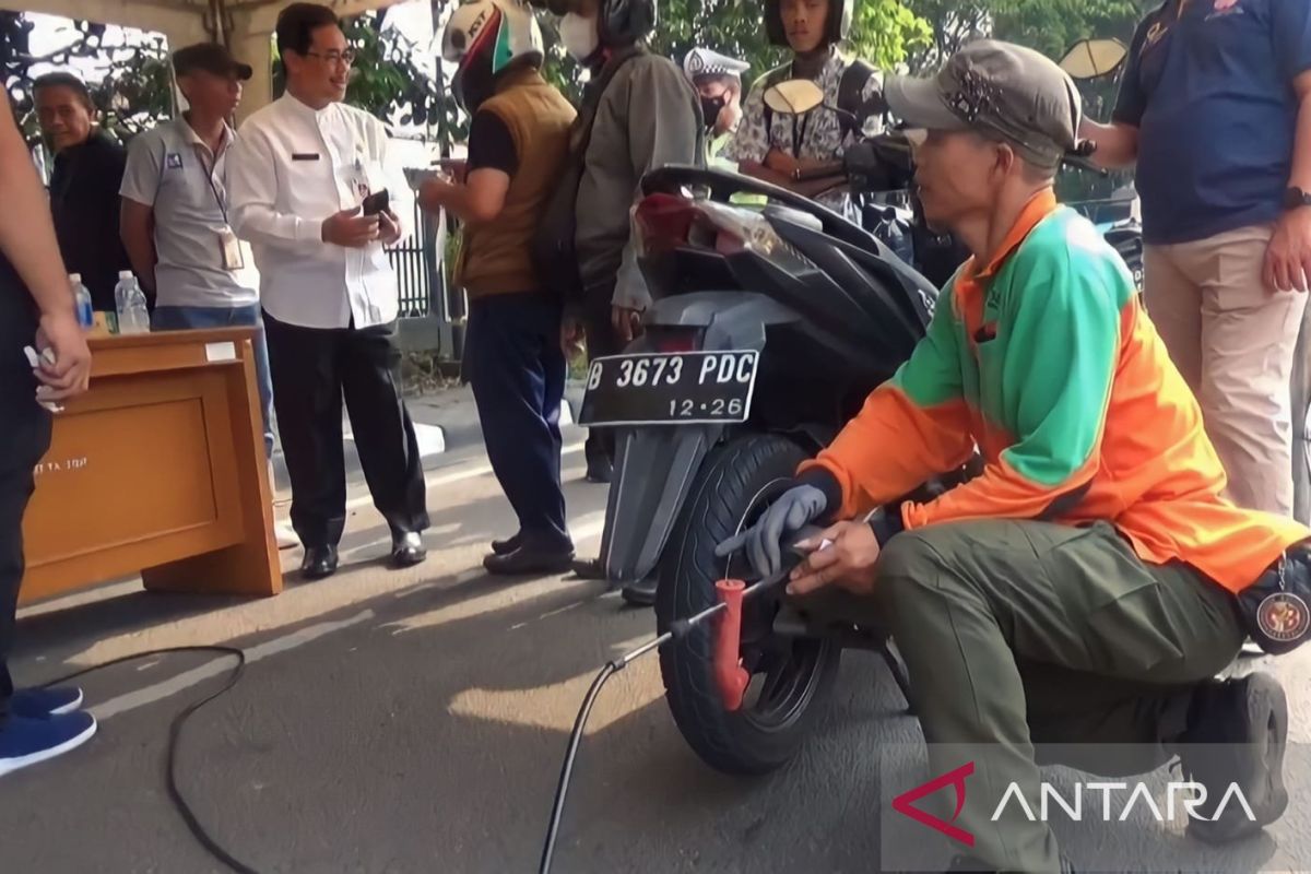 Polisi dan DKI tilang 14 kendaraan saat razia uji emisi di Jaktim