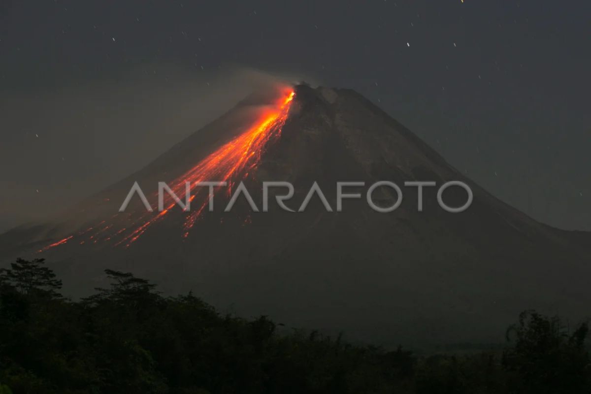 Lima kali guguran lava diluncurkan Merapi sejauh satu kilometer