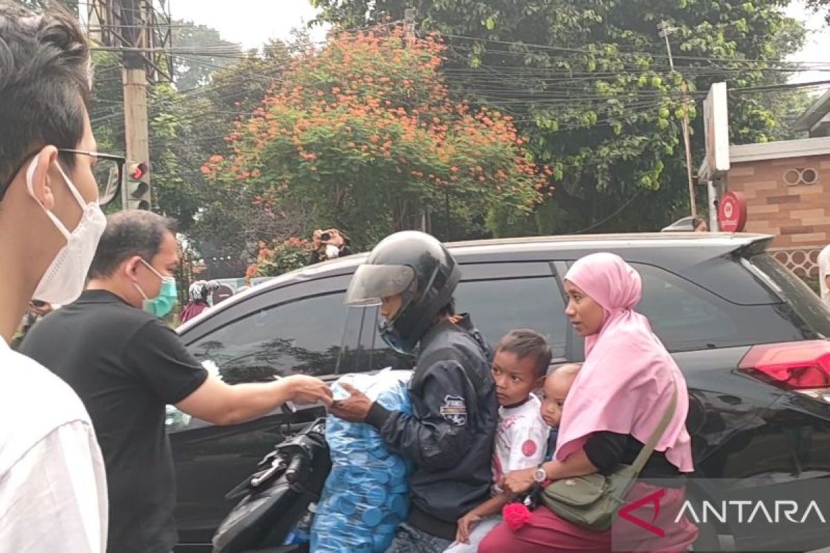 Dokter Rayendra bagikan masker kampanye kesehatan kulit hadapi polusi