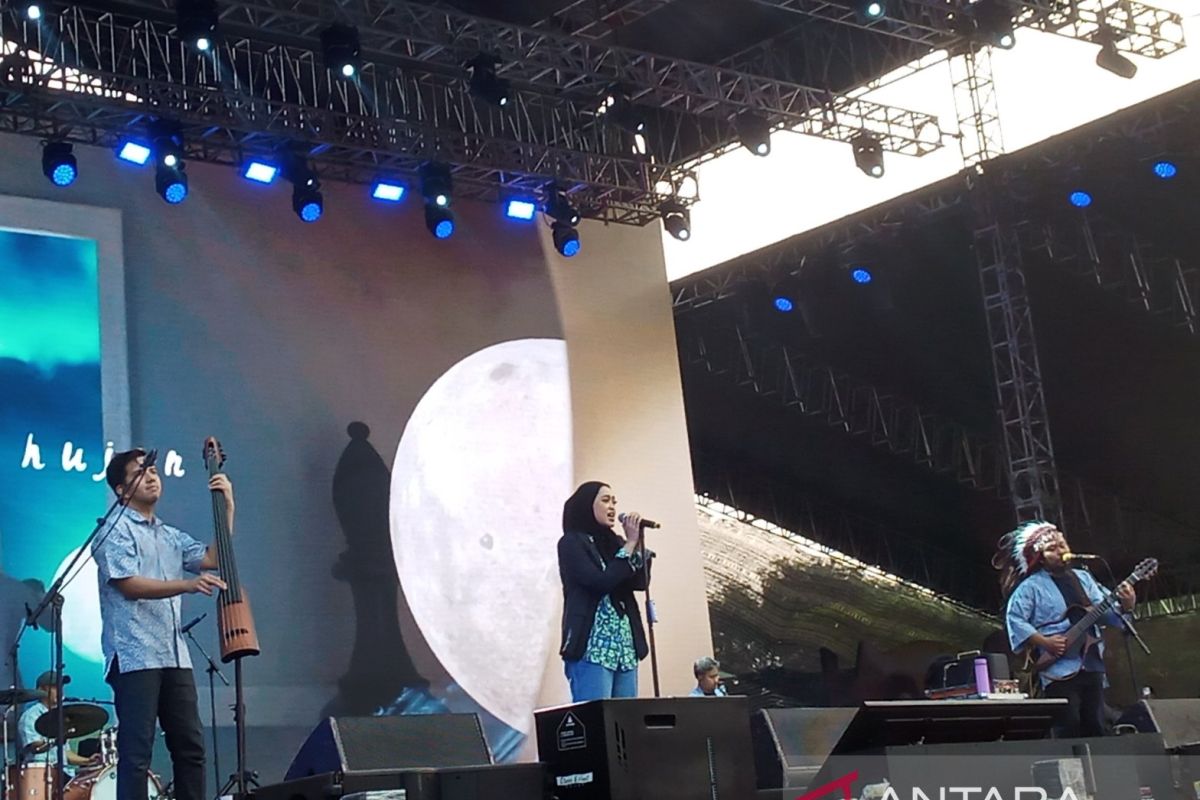 Sejumlah musisi ramaikan penampilan Parade Hujan di Synchronize Fest