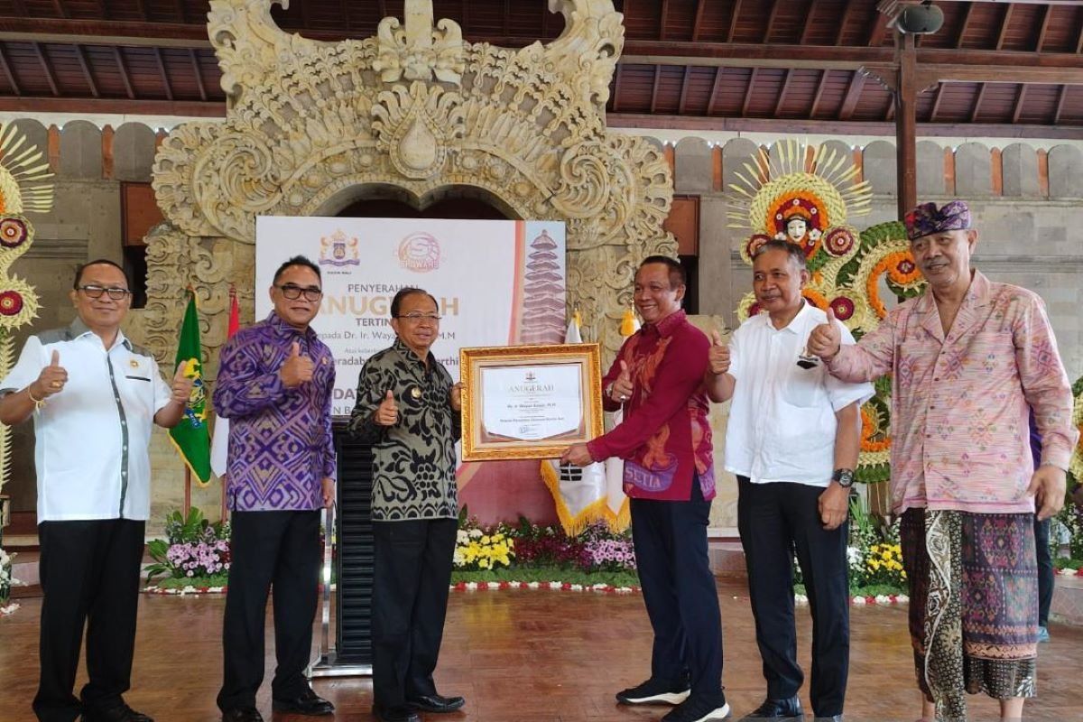 Gubernur Koster terima penghargaan Anugerah Tertinggi dari Kadin Bali