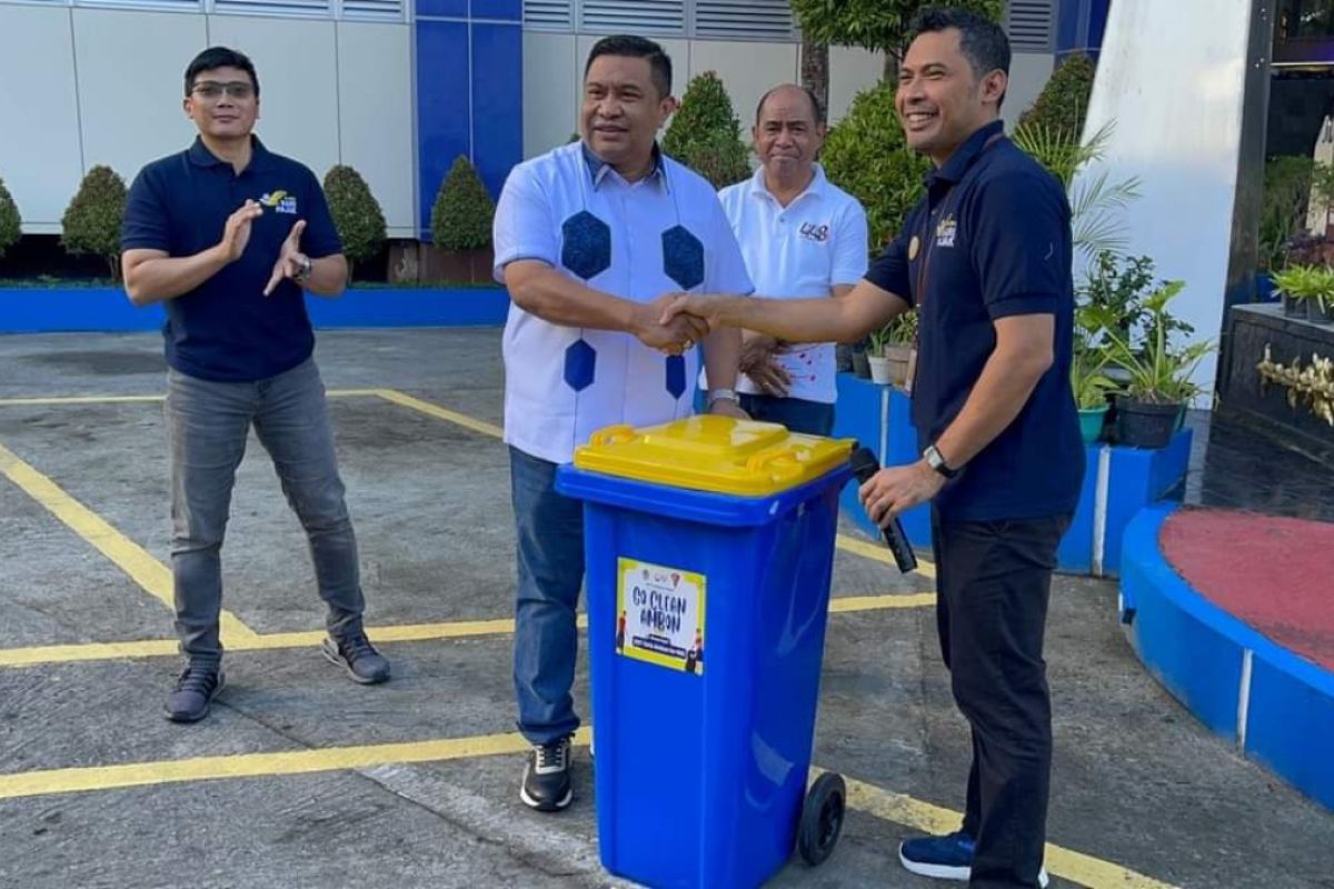 KPP Pratama Ambon serahkan bantuan tempat sampah kepada pemkot wujudkan Ambon bersih