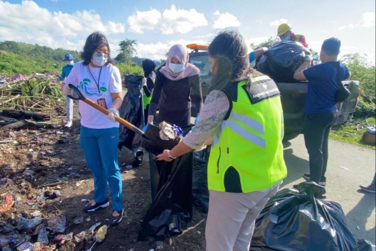 Bersama Komunitas The Mulung, Angkasa Pura I Bandara Pattimura lakukan aksi bersih lingkungan bandara