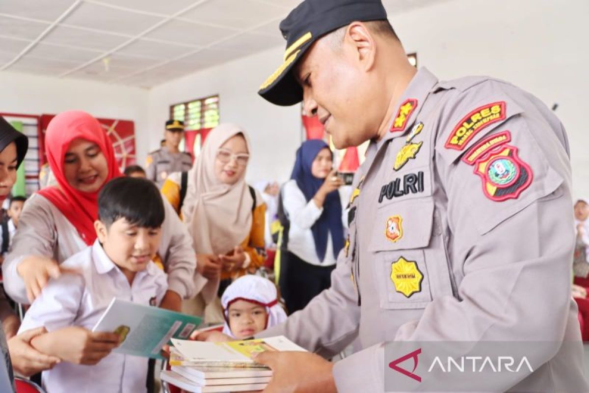 Polres Padangsidimpuan bagikan buku bacaan ke sekolah luar biasa