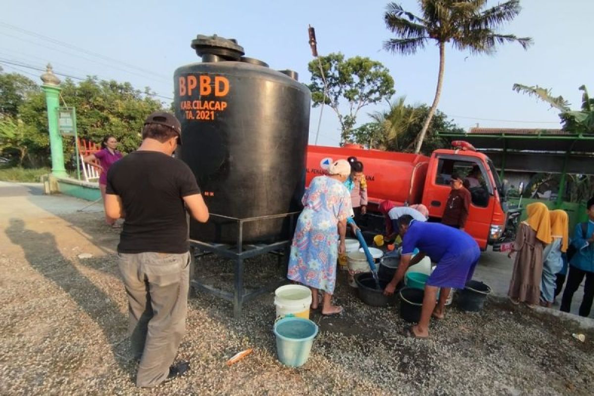 BPBD Cilacap salurkan bantuan  air bersih sebanyak 740.000 liter