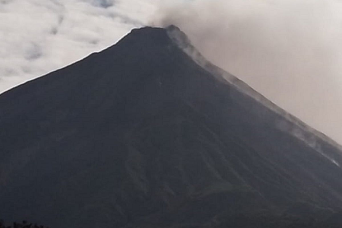 Pos PGA: Guguran lava Karangetang mengarah ke Kali Batuawang dan Kahetang
