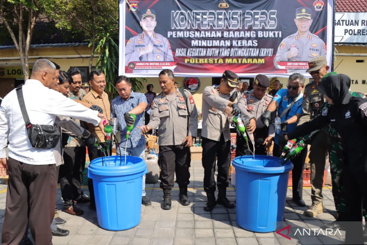 Polresta Mataram memusnahkan 1.920 botol minuman beralkohol